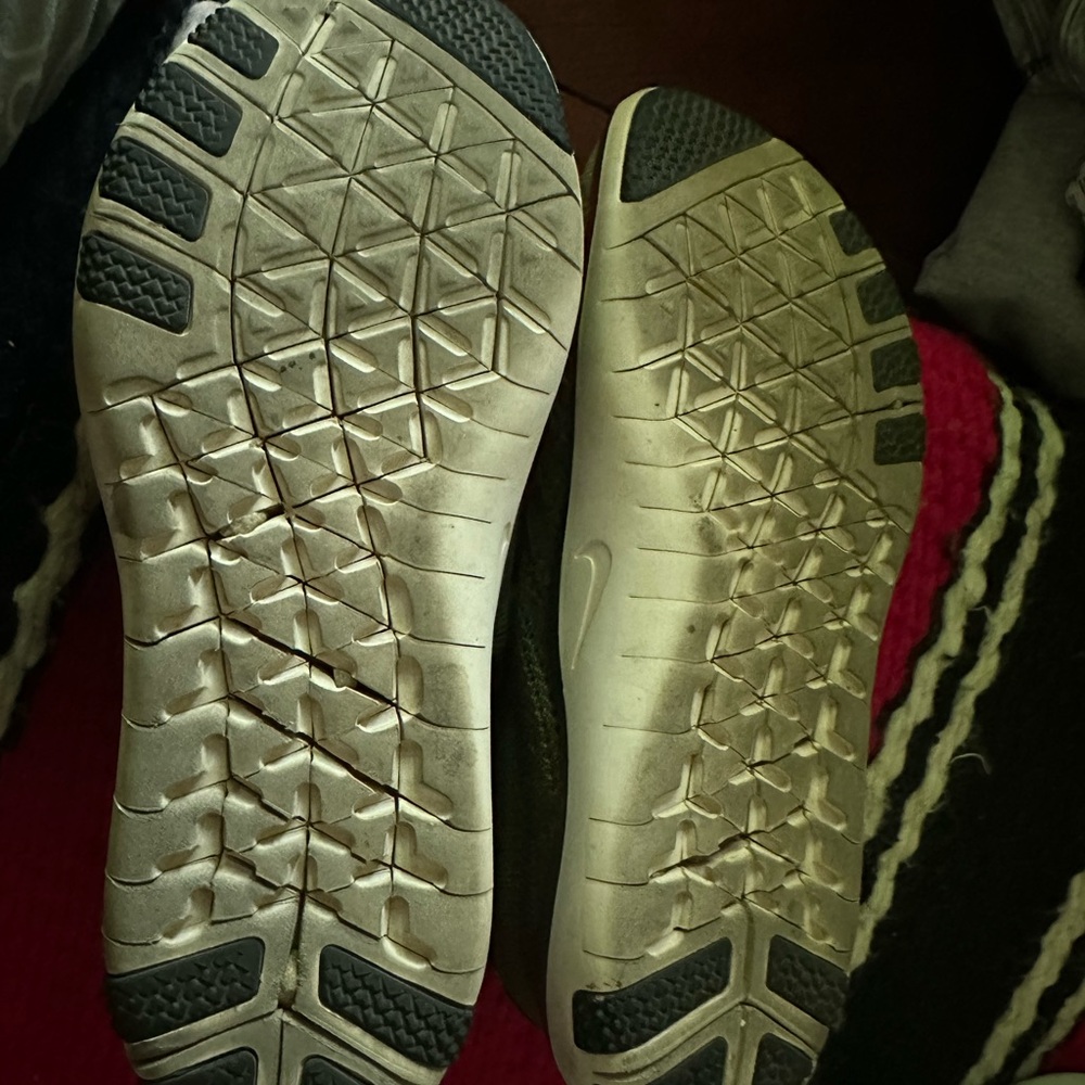 Beautiful runners in color military green in size 6